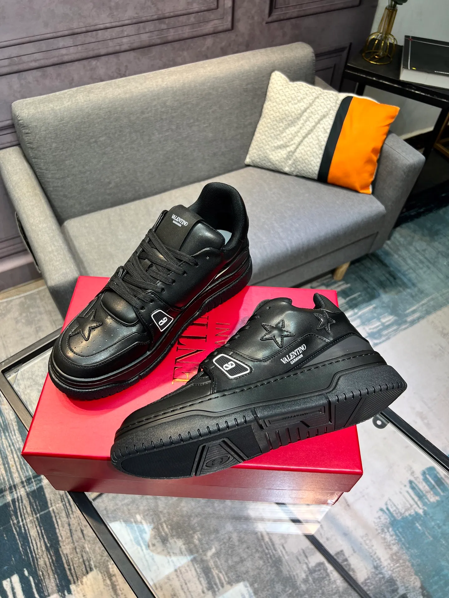 Men's Men's Shoes 💰660 Valentino 2023 early autumn new star shoes are now online! Wang Hedi and Ren Jialun have been worn by many celebrities. Who can refuse the same couple shoes as Wang Hedi! The design of Stars Stab My Heart is cool and spicy. The material of the shoes is cowhide, and every color is beautiful! Size 35-40, men’s size 39-44 (women’s 41, men’s 38, 45🉑️customized)
